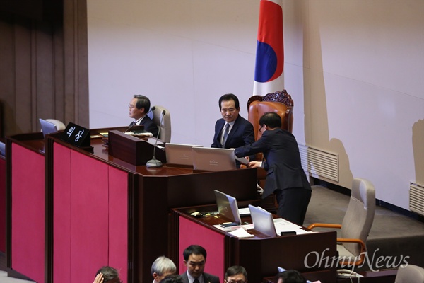  9일 오후 국회에서 열린 본회의에서 박근혜 대통령 탄핵소추안 개표 상황이 정세균 국회의장에게 전달되고 있다.