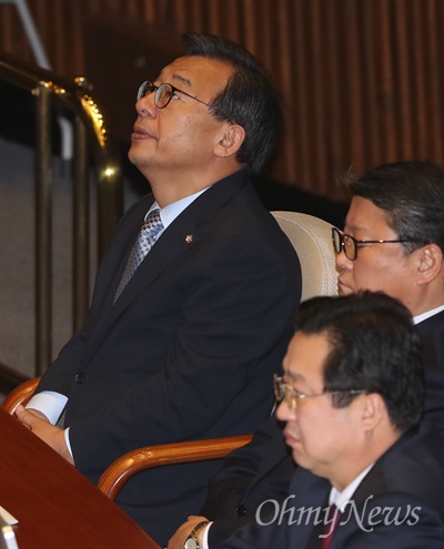 새누리당 이정현 대표가 9일 오후 열린 국회 본회의에서 박근혜 대통령 탄핵소추안이 가결되자 허탈한 표정을 짓고 있다. 