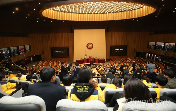 세월호 유가족들이 9일 국회에서 박근혜 대통령에 대한 탄핵소추안 처리를 위한 본회의를 지켜보고 있다.