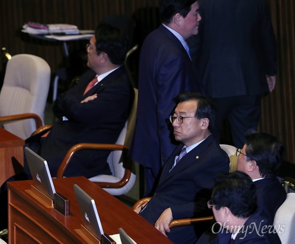 9일 오후 열린 국회 본회의에서 박근혜 대통령 탄핵소추안 투표가 시작되자 새누리당 최경환 의원이 회의장을 나서고 있다. 오른쪽은 이정현 대표와 조원진 최고위원.