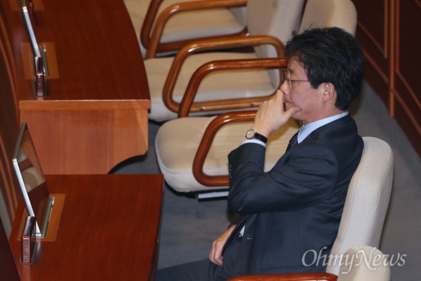 유승민 새누리당 의원이 9일 오후 열린 국회 본회의에서 박근혜 대통령 탄핵소추안 투표가 진행되는 동안 생각에 잠겨 있다. 