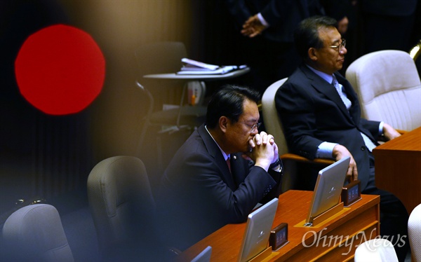 박근혜 대통령 탄핵소추안이 가결된 9일 오후 서울 여의도 국회에서 열린 제18차 본회의에서 새누리당 정진석 원내대표, 이정현 대표가 심각한 표정으로 자리에 앉아 있다. 