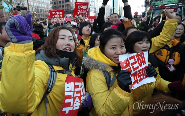 '박근혜 탄핵' 기뻐하는 세월호참사 유가족들 박근혜 대통령 탄핵소추안이 가결된 지난해 12월 9일 오후 여의도 국회앞에서 세월호참사 유가족들이 시민들과 함께 기뻐하고 있다.