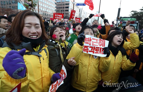 박근혜 대통령 탄핵소추안이 가결된 9일 오후 여의도 국회앞에서 세월호참사 유가족들이 시민들과 함께 기뻐하고 있다.
