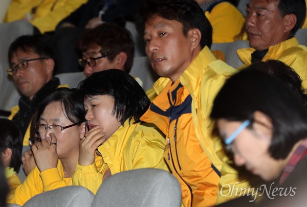 세월호참사 희생가 유가족들이 9일 국회 본회의장 방청석에서 박근혜 대통령 탄핵안 표결 처리 과정을 지켜보고 있다. 