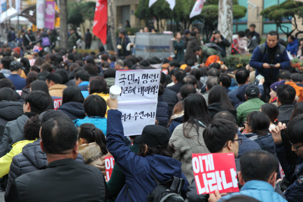  ▲ 9일 오후4시10분 박근혜　대통령에 대한 탄핵안이 국회에서 가결됐다.