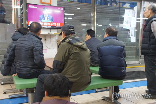 서문시장 동산상가 상인들이 9일 오후 국회에서 열리는 박근혜 탄핵 투표를 TV를 통해 지켜보고 있다.