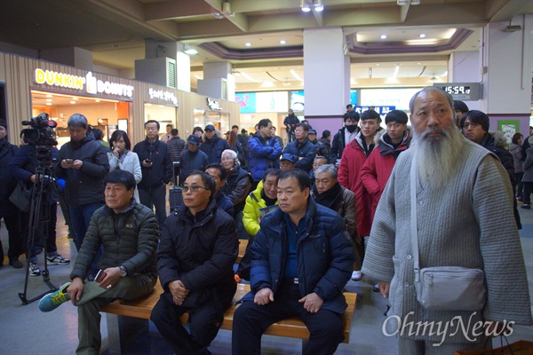동대구역에 모인 시민들이 9일 오후 박근혜 대통령에 대한 국회의 탄핵 결과가 나오는 방송을 지켜보고 있다.