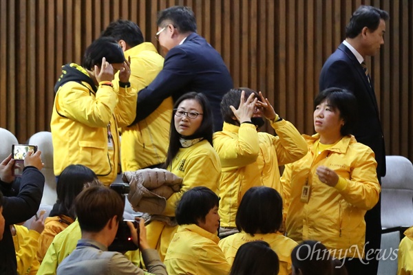 박근혜 대통령 탄핵 소추안이 가결된 지난해 12월 9일 오후, 국회 본회의장에서 세월호 유가족들이 울음을 터뜨리고 있다.
