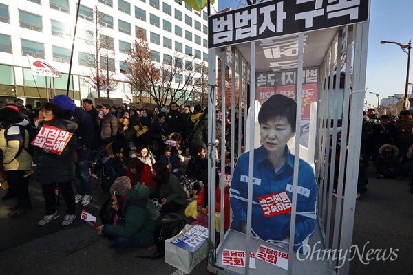 박근혜 대통령 탄핵소추안 처리를 앞둔 9일 오후 여의도 국회앞에 모인 시민들이 '박근혜(가명 길라임) 감옥'을 만들어 놓고 탄핵안 가결을 요구는 집회를 열고 있다.