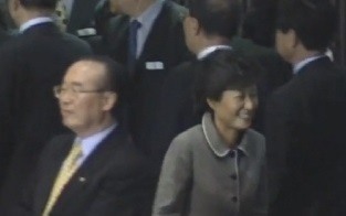 12년 전 탄핵을 주도했던 박근혜 당시 국회의원은 이제 법의 심판을 받는 처지에 놓이게 되었다.