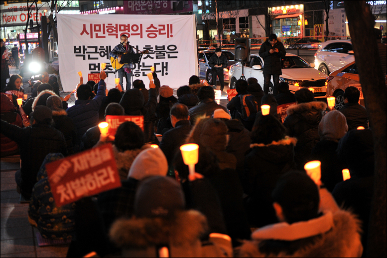 박근혜 퇴진 대전운동본부는 국회에서 박근혜 대통령 탄핵안이 가결된 날에도 어김없이 촛불집회를 진행했다. 이날 촛불집회에서는 국회의 탄핵 가결 환영과 더불어 박근혜 대통령이 퇴진할 때까지 촛불집회를 계속하자고 다짐하는 자리가 되었다.