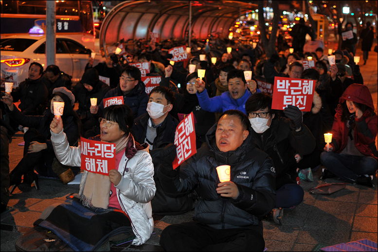  박근혜 퇴진 대전 35차 촛불집회에 100여명의 시민들이 참석해 국회의 탄핵 가결 환영과 더불어 박근혜 대통령이 퇴진할 때까지 촛불집회를 계속하자고 다짐했다.