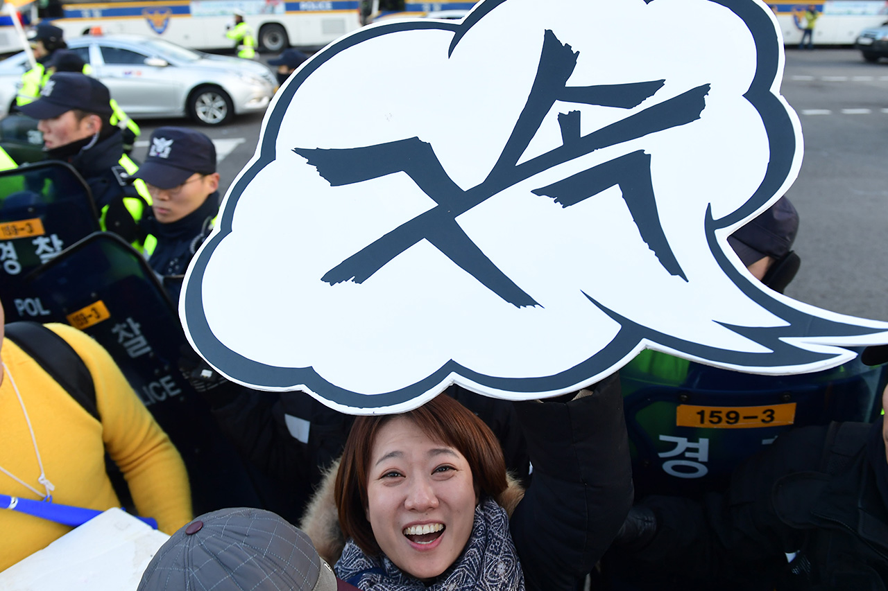 9일 오후 국회 본회의에서 박근혜 대통령에 대한 탄핵안이 통과되자 한 시민이 기자를 향해 "국민이 이겼어요, 우리가 이겼다구요" 를 외치며 기뻐하고 있다.