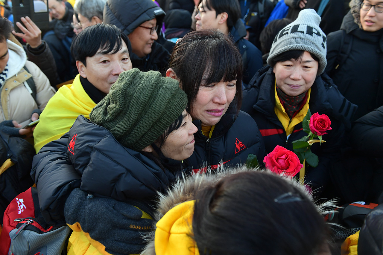 9일 오후 국회 본회의에서 박근혜 대통령에 대한 탄핵안이 통과되자 세월호 참사 희생자 유가족들이 서로를 격려하며 기쁨의 눈물을 흘리고 하고있다.