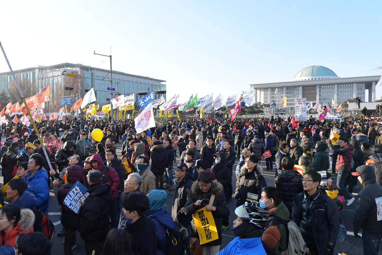 9일 오후 서울 여의도 국회앞에 모인 국민들이 박근혜 대통령에 대한 탄핵안의 국회 통과를 기원하며 결과를 기다리고 있다.