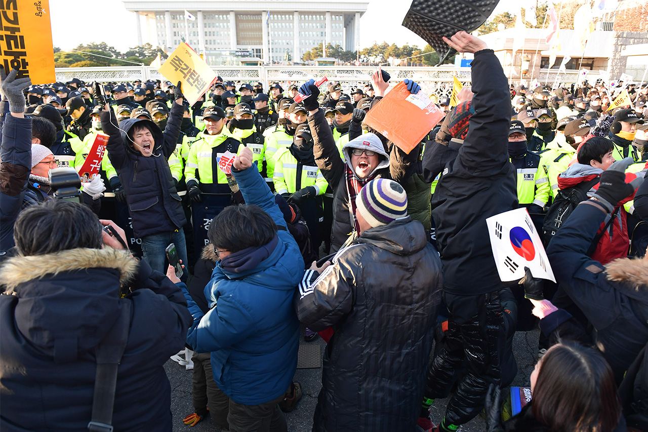 9일 오후 국회 본회의에서 박근혜 대통령에 대한 탄핵안이 통과되자 여의도 국회앞 거리에 모여있던 국민들이 환호하며 기뻐하고 있다.