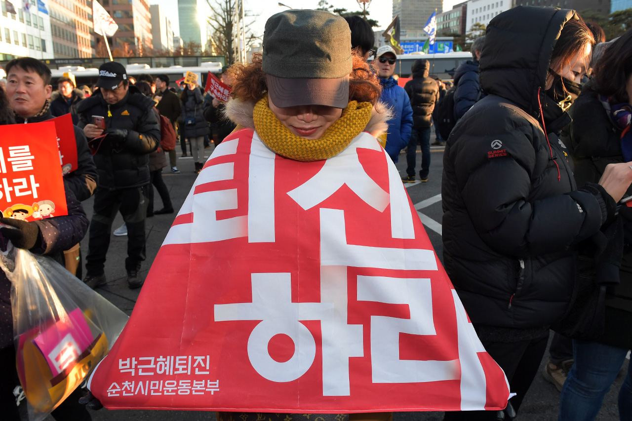 전남 순천에서 서울 여의도까지 올라왔다는 한 국민이 9일 오후 국회 본회의에서 박근혜 대통령에 대한 탄핵안이 통과되자 기뻐하고 있다.
