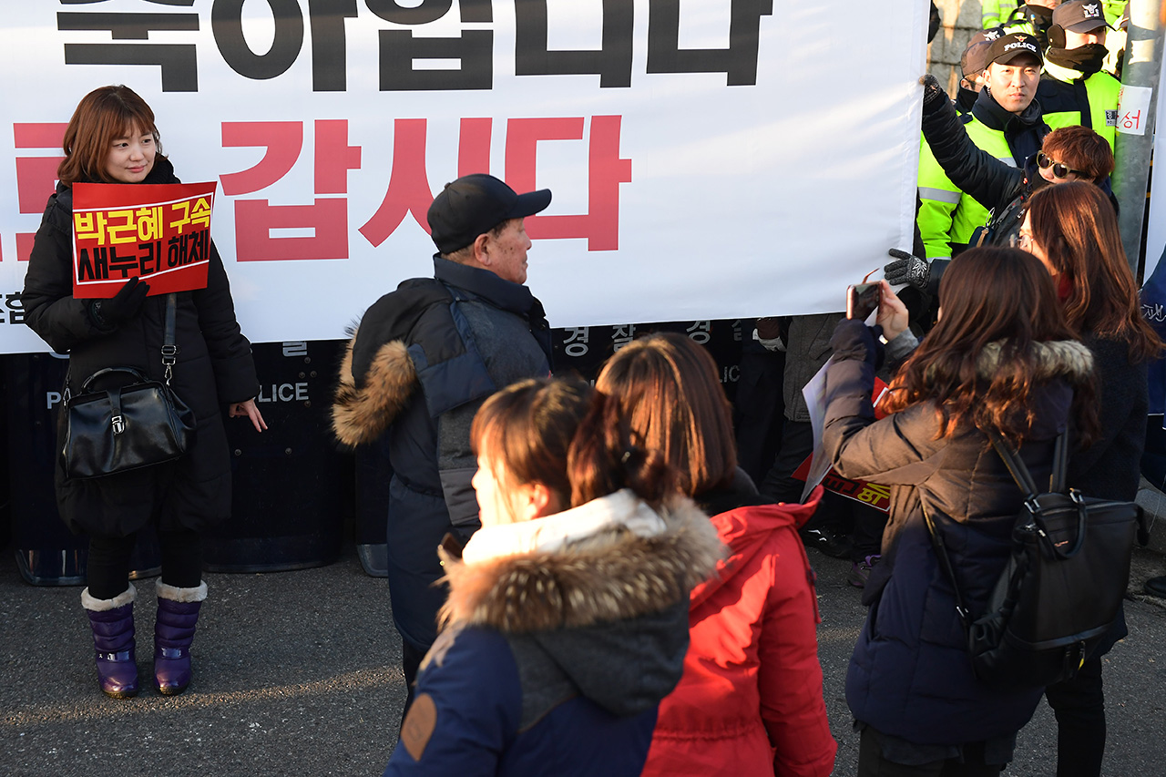 9일 오후 국회 본회의에서 박근혜 대통령에 대한 탄핵안이 통과되자 여의도 국회앞 거리에 모여있던 국민들이 '탄핵' 기념사진을 찍고 있다.