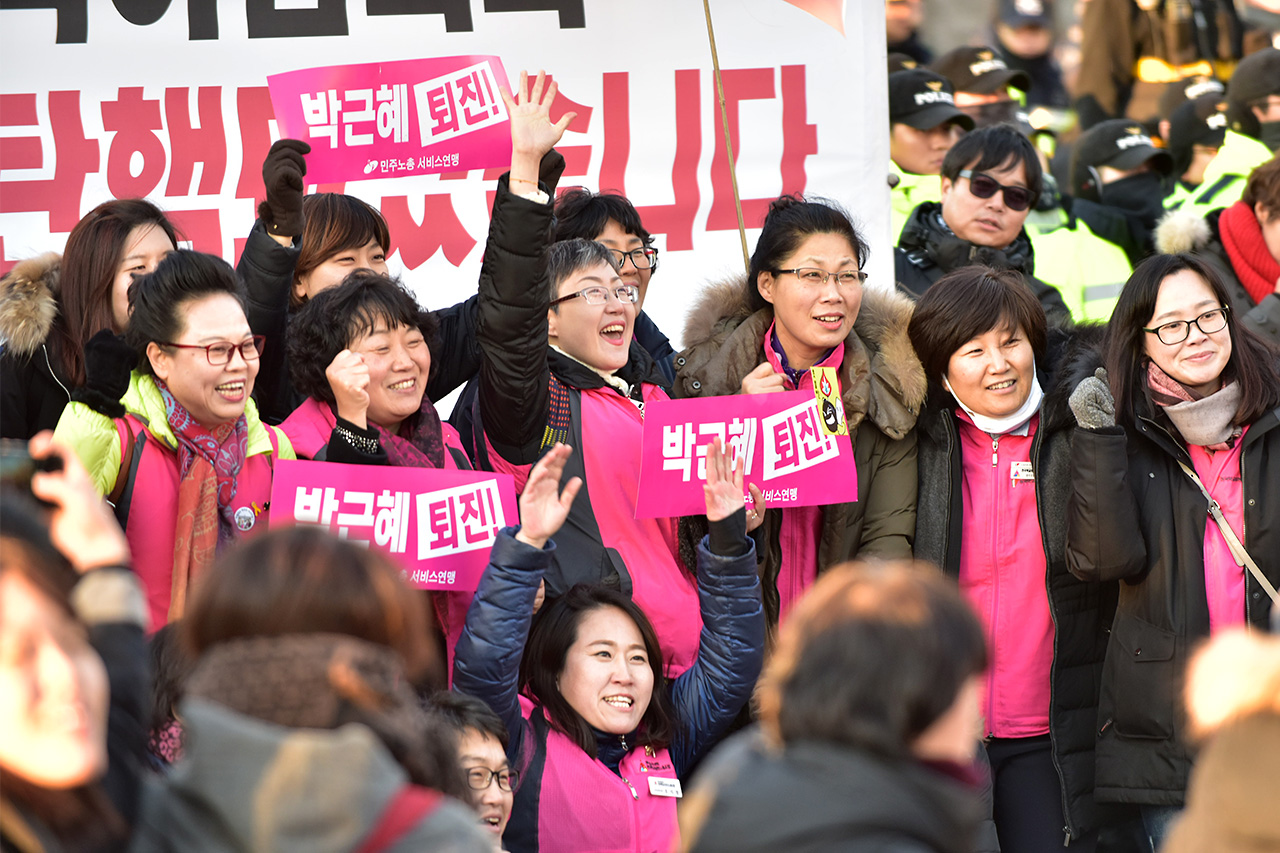 9일 오후 국회 본회의에서 박근혜 대통령에 대한 탄핵안이 통과되자 여의도 국회앞 거리에 모여있던 국민들이 '박근혜 대통령 탄핵'을 알리는 현수막앞에서 기념사진을 찍고 있다.
