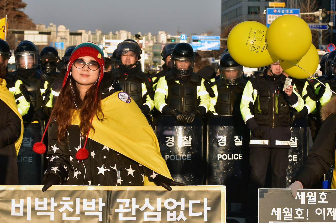 9일 오후 국회 본회의에서 박근혜 대통령에 대한 탄핵안이 통과되자 한 시민이 '어깨춤'을 추며 기뻐하고 있다.