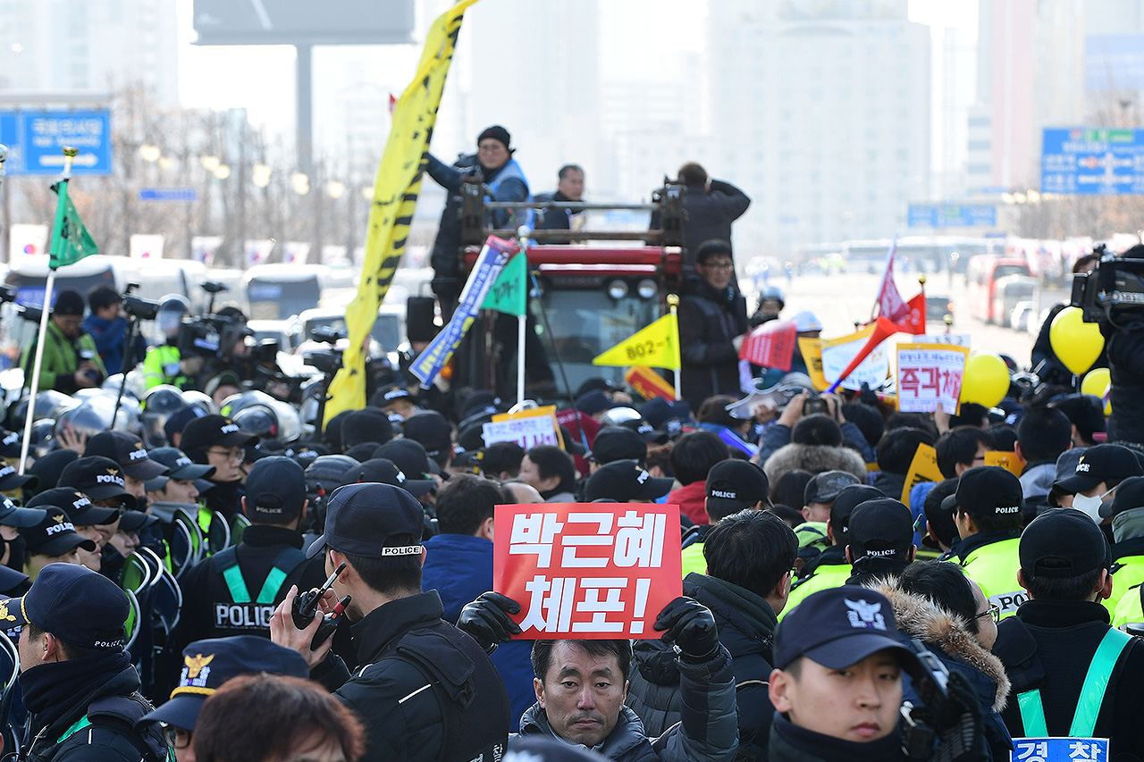  박근혜 대통령 탄핵을 촉구하기 위해 전국농민회총연맹 (이하 전농) '전봉준투쟁단'이 끌고 온 트렉터 2대가 9일 오후 서울 여의도 국회의사당 앞 도로에 나타나자 경찰은 교통흐름에 방해가 된다며 견인차를 이용해 강제견인하는 과정에서  전농 소속 농민들과 시민들이 강제견인에 항의하며 경찰과 대치하고 있다.