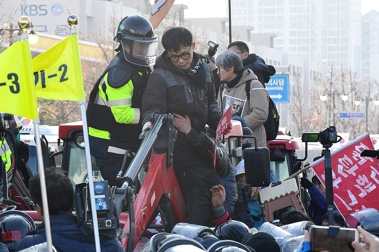  박근혜 대통령 탄핵을 촉구하기 위해 전국농민회총연맹 (이하 전농) '전봉준투쟁단'이 끌고 온 트렉터 2대가 9일 오후 서울 여의도 국회의사당 앞 도로에 나타나자 경찰은 교통흐름에 방해가 된다며 견인차를 이용해 강제견인하는 과정에서  전농 소속 농민들과 시민들이 강제견인에 항의하며 경찰과 대치하고 있다.