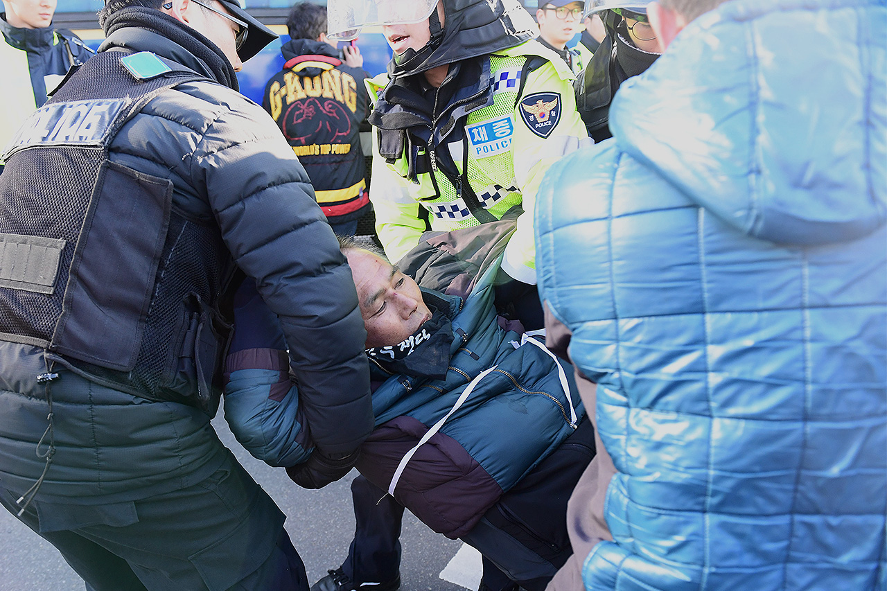  박근혜 대통령 탄핵을 촉구하기 위해 전국농민회총연맹 (이하 전농) '전봉준투쟁단'이 끌고 온 트렉터 2대가 9일 오후 서울 여의도 국회의사당 앞 도로에 나타나자 경찰은 교통흐름에 방해가 된다며 견인차를 이용해 강제견인하는 과정에서  전농 소속 농민들과 시민들이 강제견인에 항의하며 경찰과 대치하다 끌려가고 있다.