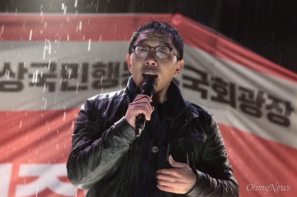  방송인 김제동이 박근혜 대통령 탄핵안처리 하루전인 8일 오후 여의도 국회앞에서 ‘시민과 김제동이 함께 만드는 시국대토론회’를 진행하고 있다.