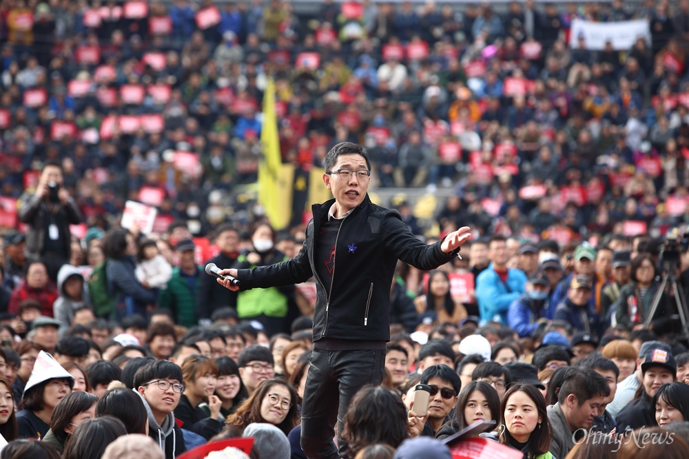  민중총궐기 대회가 열리는 11월 12일 오후 방송인 김제동씨가 광화문광장에서 만민공동회를 열고 있다.
