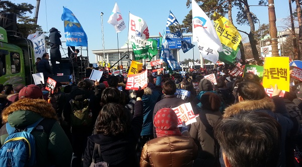 박근혜 대통령 탄핵을 촉구하는 시민들이다.