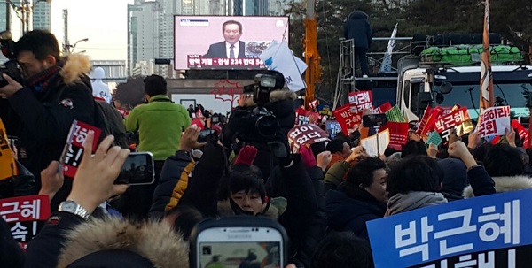 시위현장 대형스크린에서 정세균 국회의장이 가결을 선포하고 있다.