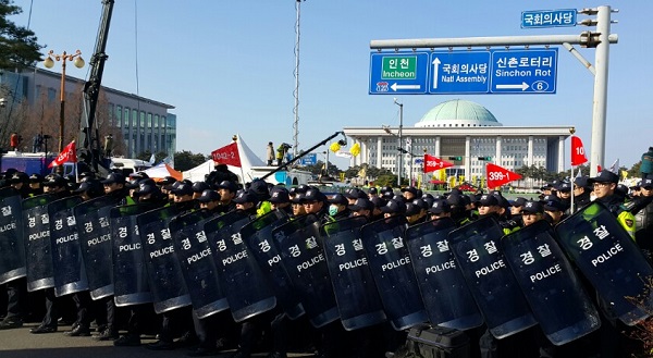 국회를 둘러싸고 경찰의 상엄한 경비가 펼쳐졌다.