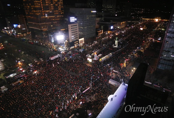 박근혜 대통령 탄핵 가결 후 첫 주말인 10일 오후 광화문광장 일대에서 열린 '박근혜정권 끝장내는 날' 촛불집회에 많은 시민들이 참여하고 있다.