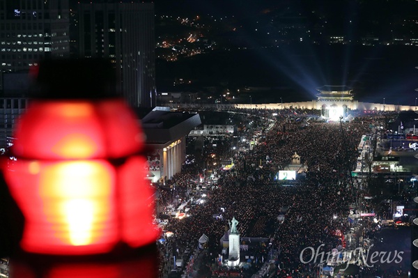 박근혜 대통령 탄핵 가결 후 첫 주말인 10일 오후 광화문광장 일대에서 열린 '박근혜정권 끝장내는 날' 촛불집회에 많은 시민들이 참여하고 있다.