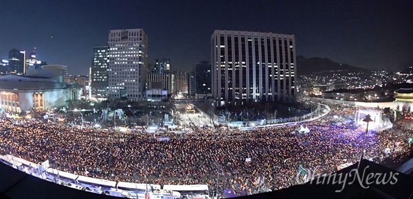 2016년 12월 10일 당시 박근혜 대통령 탄핵소추안이 가결된 다음 날에 광화문광장에서 열린 '박근혜정권 끝장내는 날' 촛불집회에 참가한 시민들이 '박근혜 즉각퇴진'을 외치고 있다.