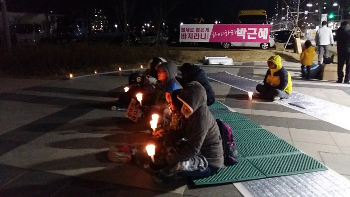10여명의 내포주민들이 '박근혜 퇴진' 촛불을 밝히고 있다. 