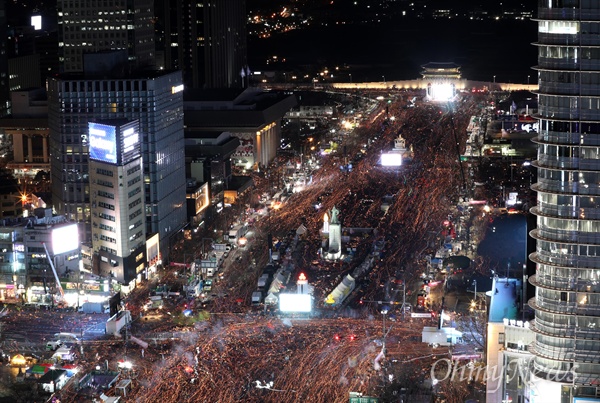 박근혜 대통령 탄핵 가결 이후 첫 집회가 열린 10일 오후 광화문광장에서 열린 '박근혜정권 끝장내는 날' 촛불집회에 참석한 수십만명의 시민들이 청와대를 향해 행진하고 있다.
