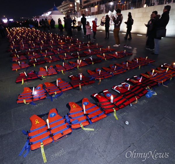 박근혜 대통령의 퇴진을 촉구하는 7차 촛불집회가 열린 10일 오후 서울 광화문광장에 세월호참사 희생자 304명을 뜻하는 구명조끼 304벌이 놓여져, 촛불 시민과 함께하고 있다. 