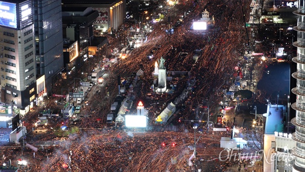 박근혜 대통령 탄핵 가결 이후 첫 집회였던 2016년 12월 10일 촛불집회. 수십만 명의 시민들이 청와대를 향해 행진하고 있다.