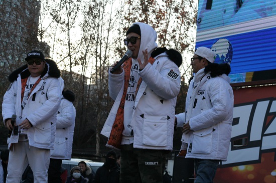  DJ DOC가 서울광장 무대에 올라 인사를 하고 있다.