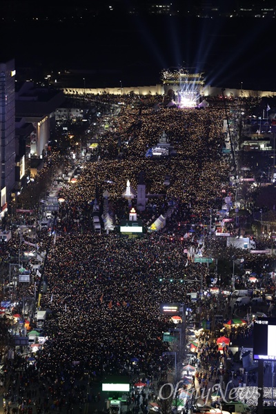 박근혜 대통령 탄핵소추안이 가결된 다음날이었던 2016년 12월 10일 오후 광화문광장에서 열린 '박근혜정권 끝장내는 날' 촛불집회에 참가한 시민들. 