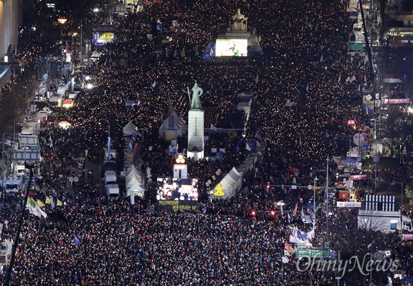 박근혜 대통령 탄핵소추안이 가결된 다음 날인 지난 10일 오후 광화문광장에서 열린 '박근혜정권 끝장내는 날' 촛불집회에 참가한 시민들이 '박근혜 즉각퇴진'을 외치고 있다.