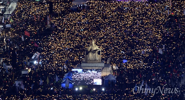 박근혜 대통령 탄핵소추안이 가결된 다음 날인 10일 오후 광화문광장에서 열린 '박근혜정권 끝장내는 날' 촛불집회에 참가한 시민들이 '박근혜 즉각퇴진'을 외치고 있다.