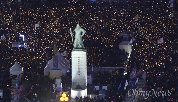 박근혜 대통령 탄핵소추안이 가결된 다음 날인 10일 오후 광화문광장에서 열린 '박근혜정권 끝장내는 날' 촛불집회에 참가한 시민들이 '박근혜 즉각퇴진'을 외치고 있다.