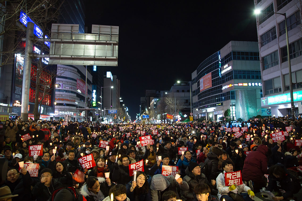 6만명(주최측추산)이 참가한 7차 박근혜퇴진 광주촛불집회
