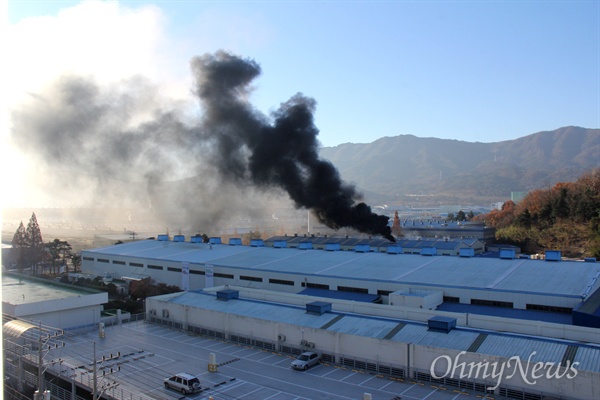 11일 오전 9시경 창원공단 내 제트에프삭스코리아 공장에서 화재가 발생해 검은 연기가 하늘을 뒤덮고 있다.