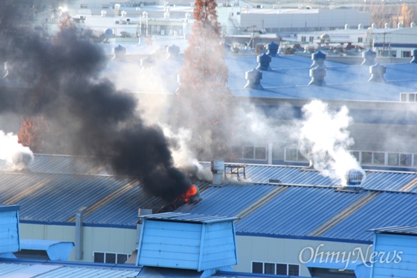 11일 오전 9시경 창원공단 내 제트에프삭스코리아 공장에서 화재가 발생해 검은 연기가 하늘을 뒤덮고 있다.