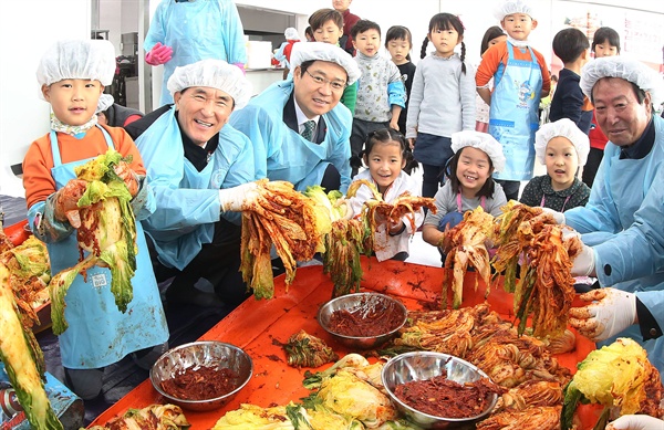  10일 함양군 농업기술센터 구내식당에서 김치 나눔 행사가 열렸다.