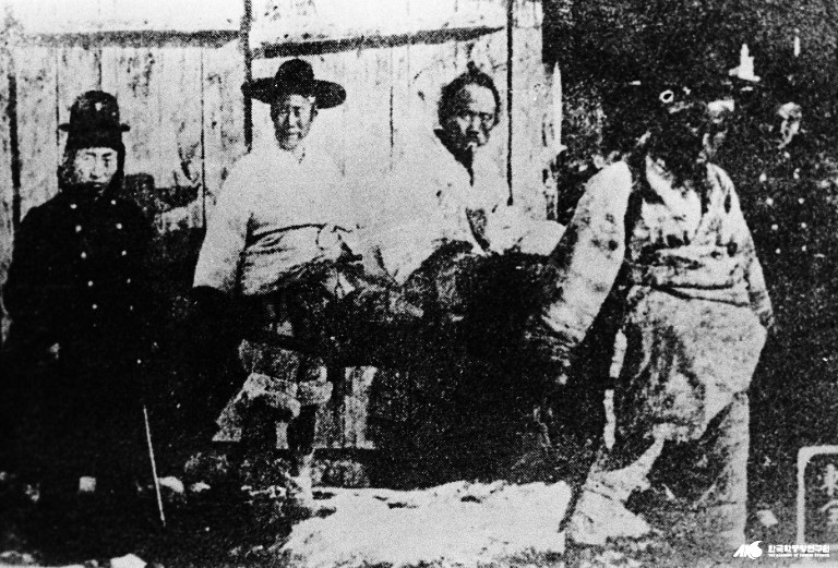 호송되는 전봉준(좌측 세 번째), 그가 일본영사관에서 심문을 받은 뒤에 찍힌 마지막 모습(1895년 2월 27일)